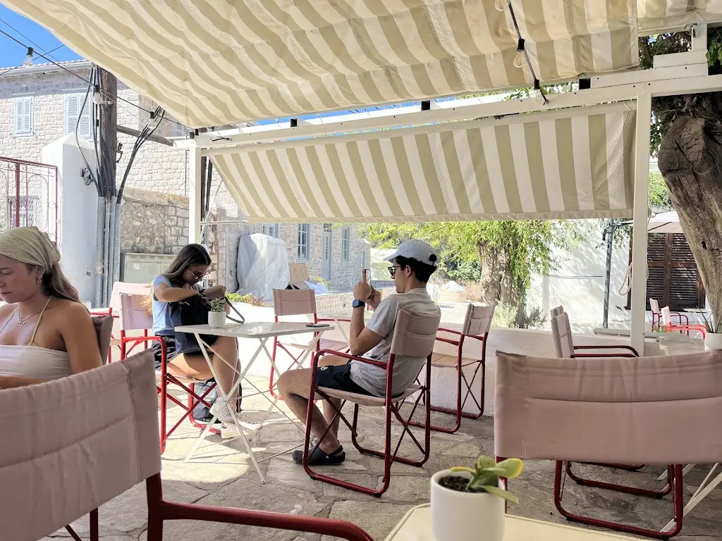 Jay Glover_kamin Hydra - All Day Bar_Ýdra_review