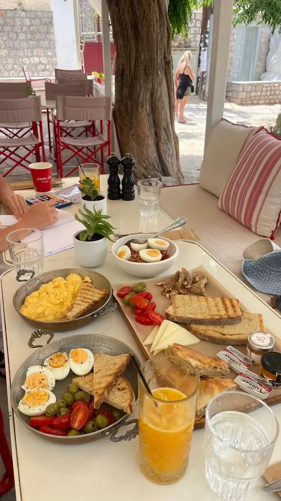 Yasmin Alsoud_kamin Hydra - All Day Bar_Ýdra_review