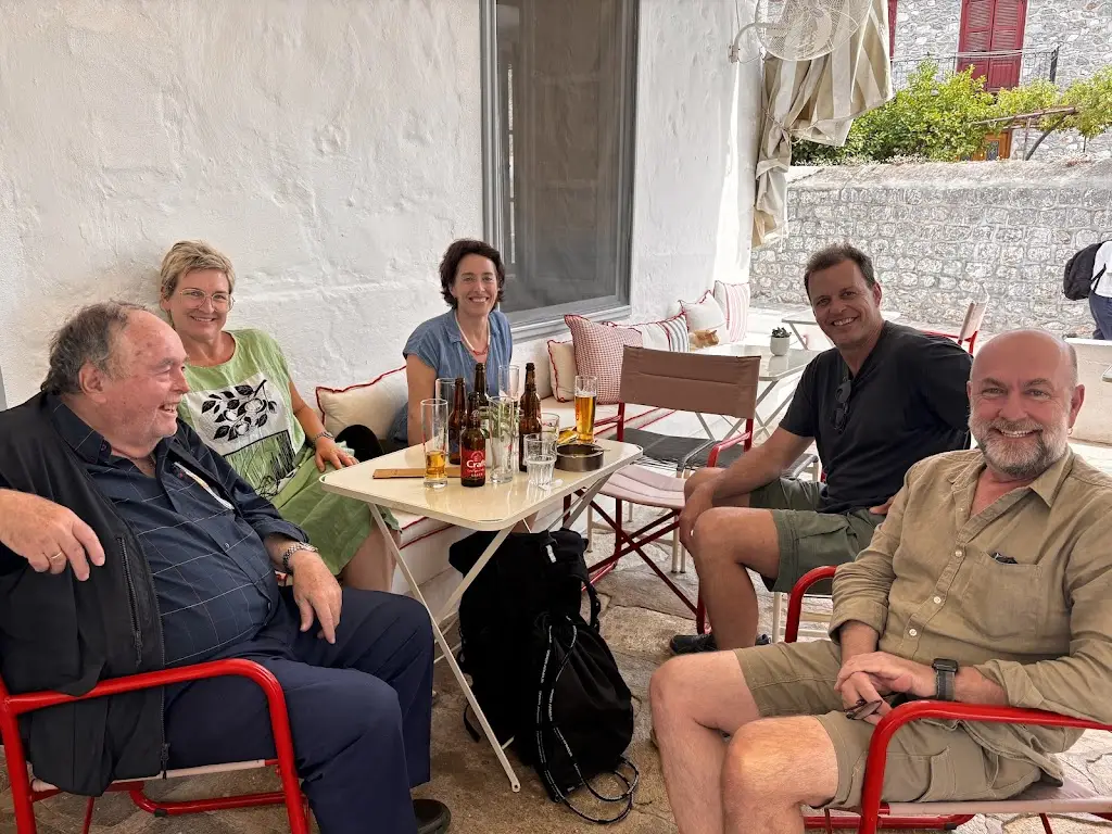 Elise Krentzel_kamin Hydra - All Day Bar_Ýdra_review