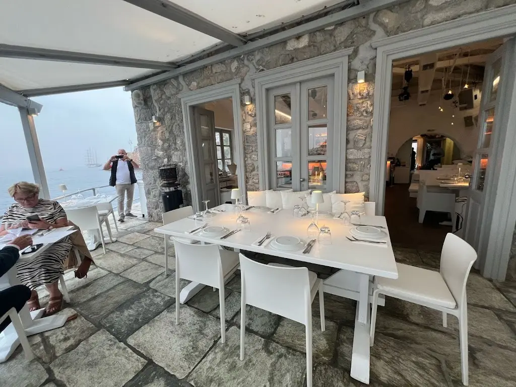 Omilos Restaurant Bar Restaurant in Ýdra