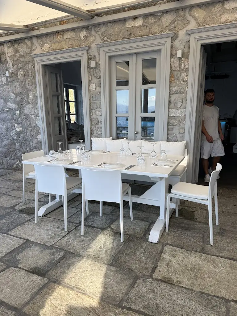 Omilos Restaurant Bar_Ýdra_slider_image_3