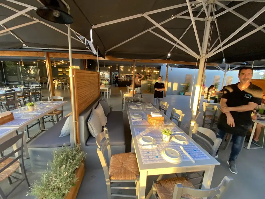 Lavraki Restaurant in Anávyssos