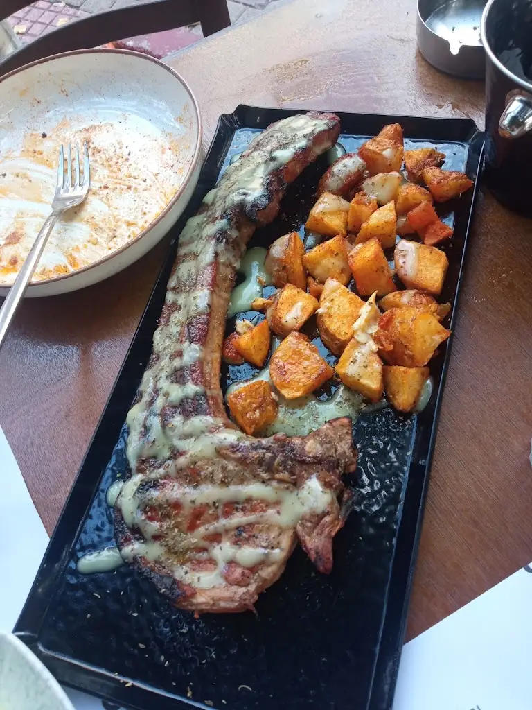 Konstantina Ri_Foofootos_Zográfos_review