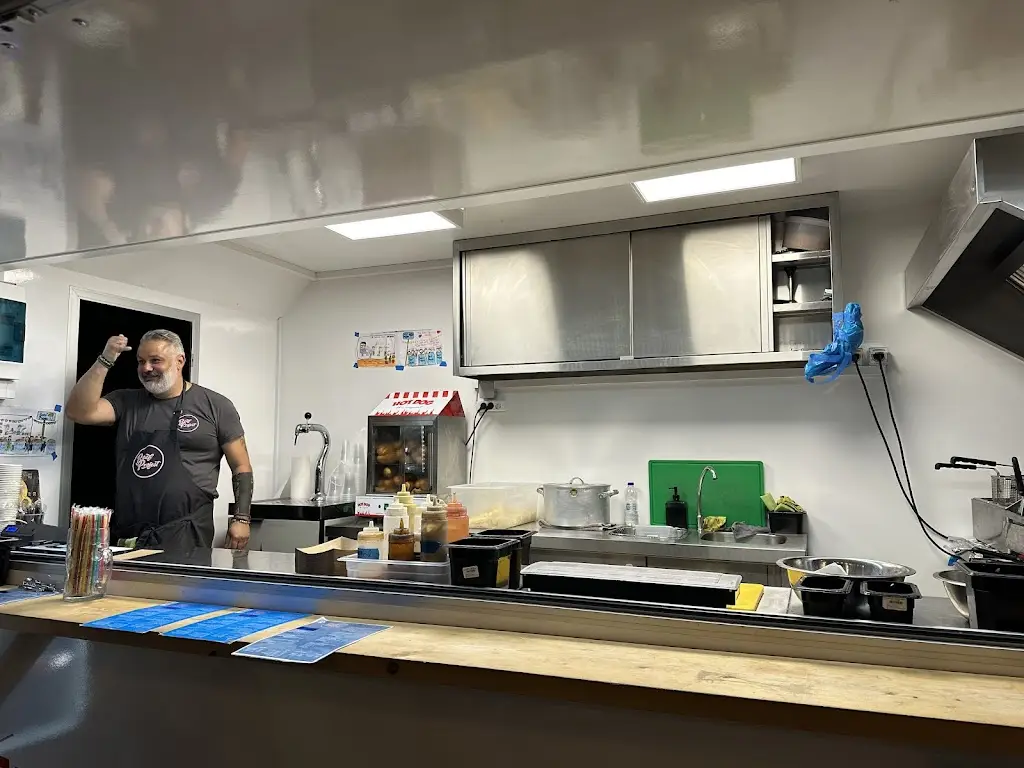 Lida Zadorozhnaya_Beef Project_Anávyssos_avis