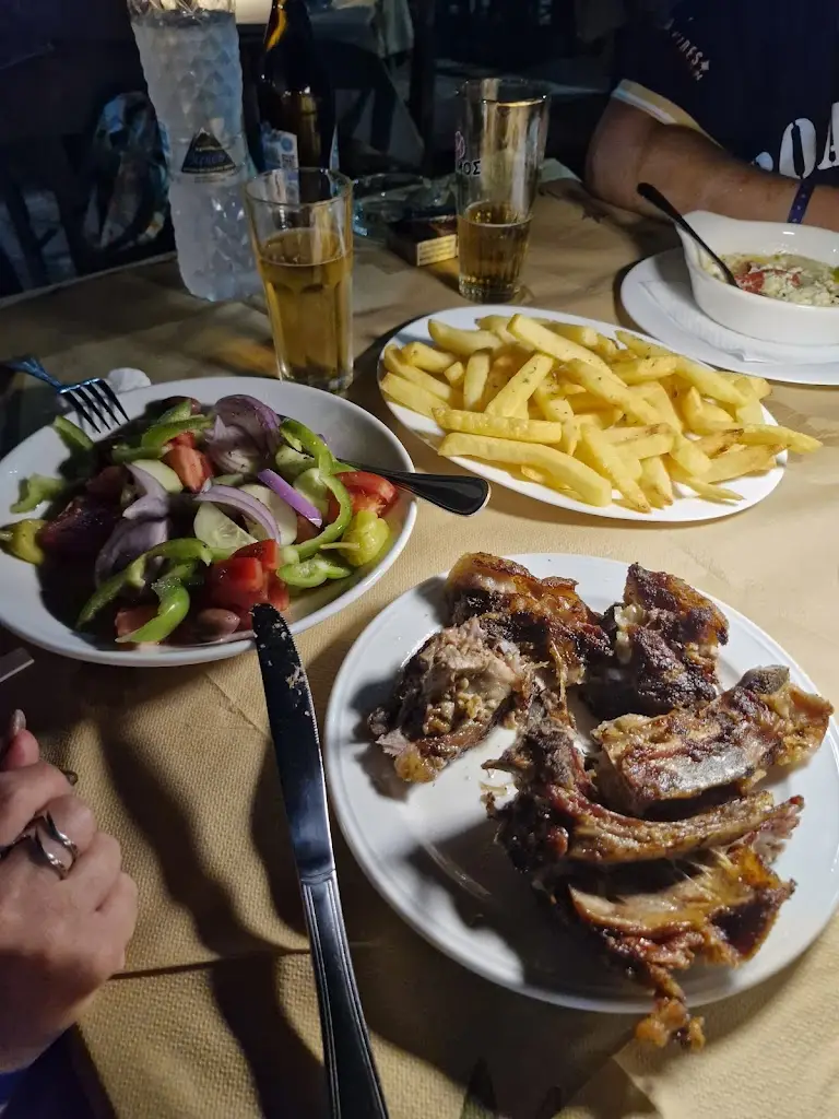 Zoltán Perger_ΤΑΒΕΡΝΑ ΜΕΤΑΞΥ ΜΑΣ_Amárynthos_Bewertung