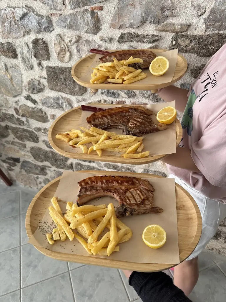 ΤΑΒΕΡΝΑ ΜΕΤΑΞΥ ΜΑΣ Restaurant in Amárynthos