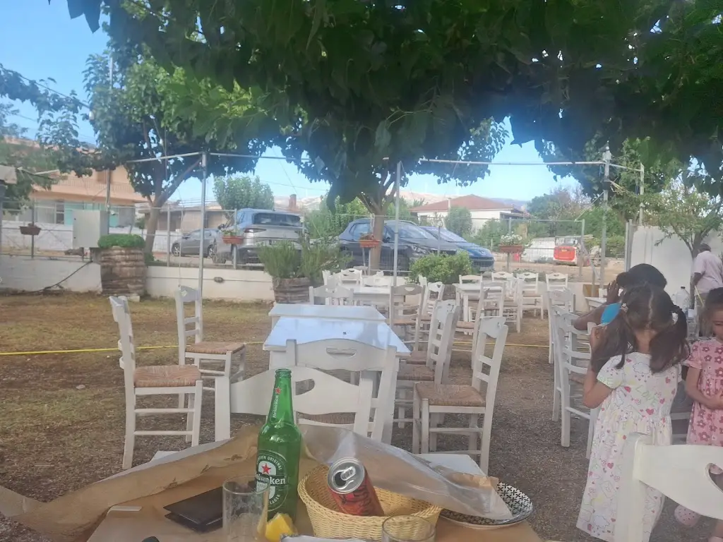 Natassa Varveri_Ταβέρνα Σκοτεινή_Amárynthos_reseña