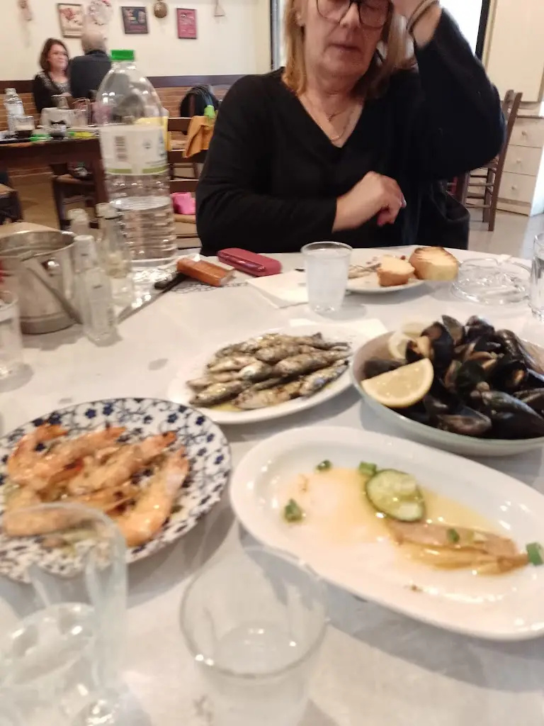 Menü_Μεζεδοπωλείο Σκούρα τα πράγματα_Akraifnía_Bild_5