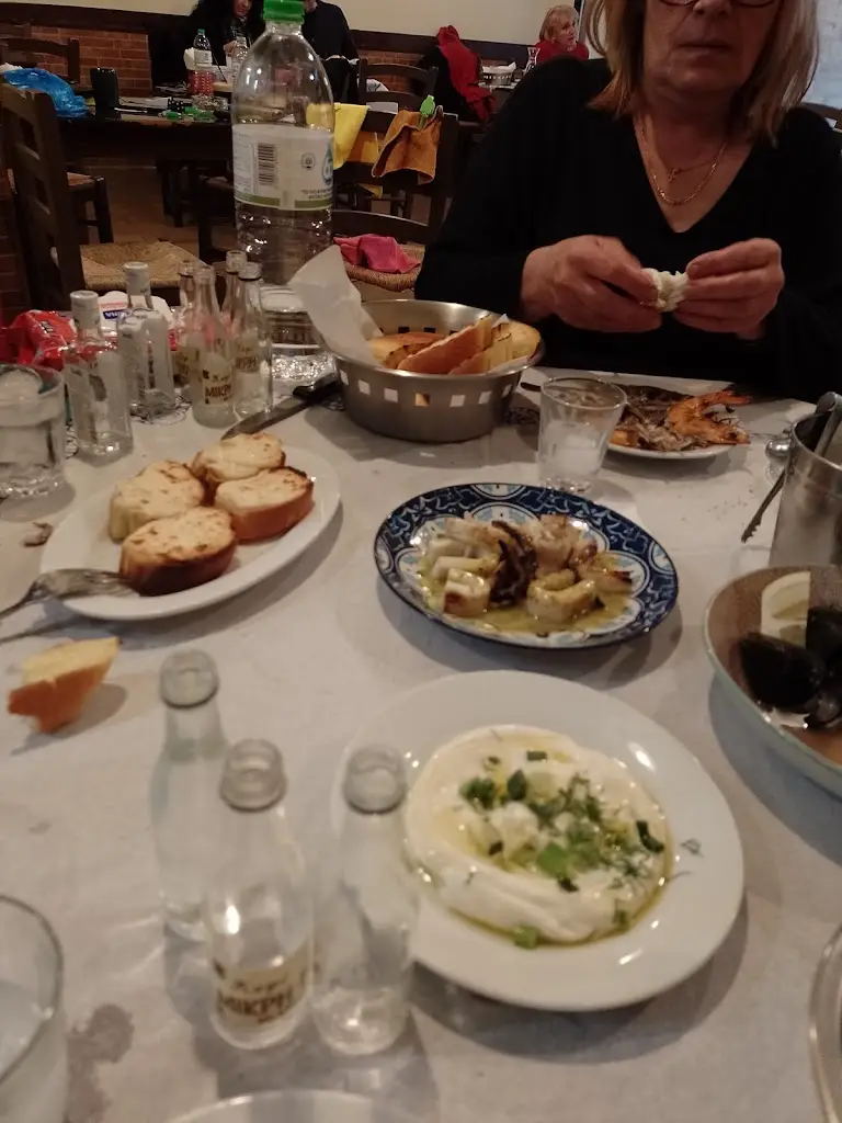 Menü_Μεζεδοπωλείο Σκούρα τα πράγματα_Akraifnía_Bild_6