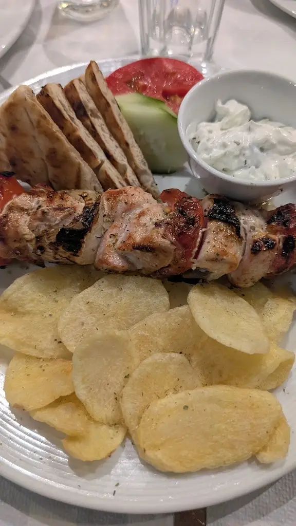 Emily Eliason_Tavern DION_Akraifnía_reseña