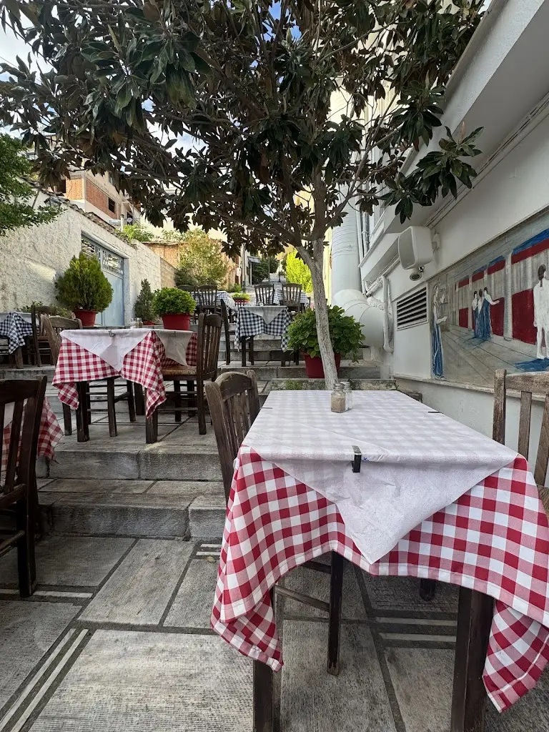 Nutharin Phusitphoykai_Tavern DION_Akraifnía_reseña