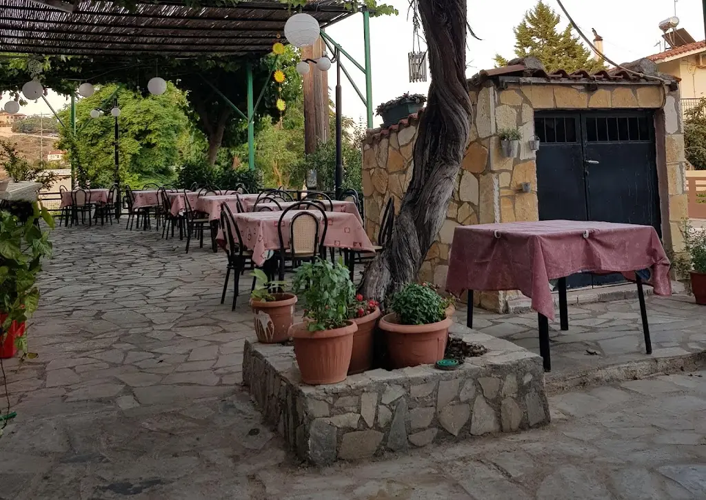 Ο Λακιώτης restaurant à Akraifnía