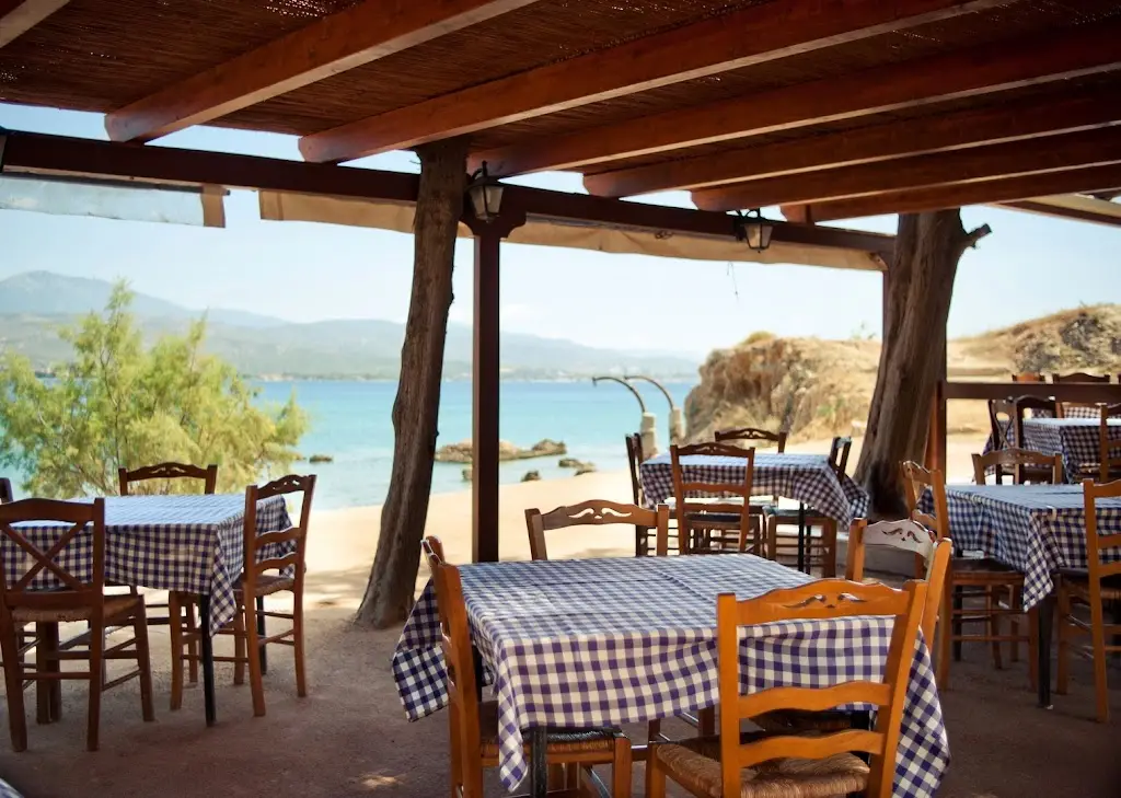 Kavos Restaurant in Akraifnía