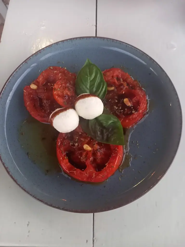 Tis Litsas Ta Kamomata_Akraifnía_slider_image_3