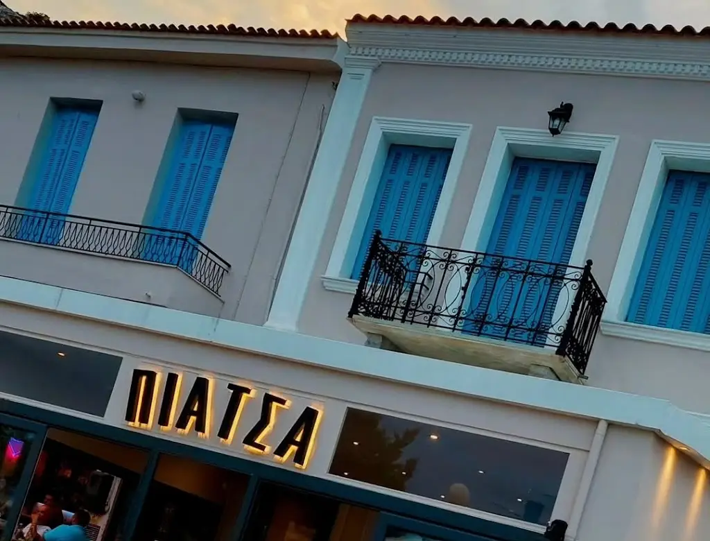 Piazza Karavos Restaurant in Alivéri
