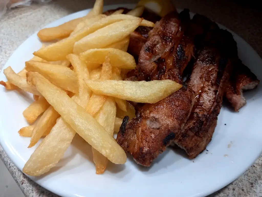 Το στενό Restaurant in Alivéri