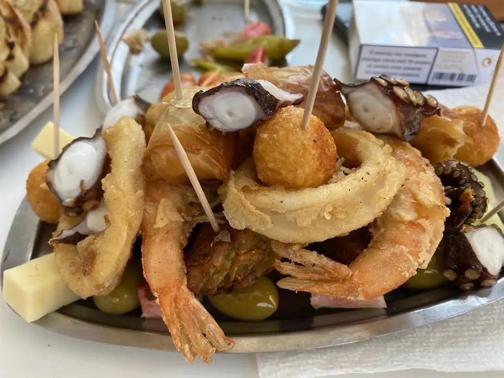 Καφέ ουζερί «Πετράκης» Restaurant in Alivéri