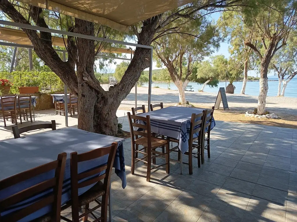 Ταβέρνα Ακρογιάλι_Alivéri_slider_image_1