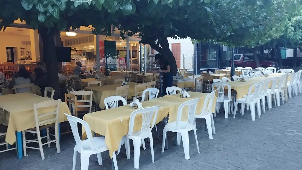 Salona_Ámfissa_slider_image_3