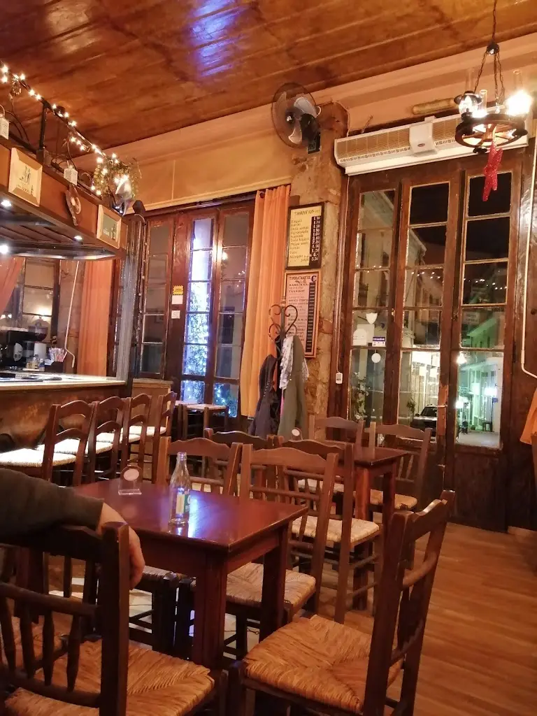 Cafe Ouzo CHAMOUZAS Restaurant in Ámfissa