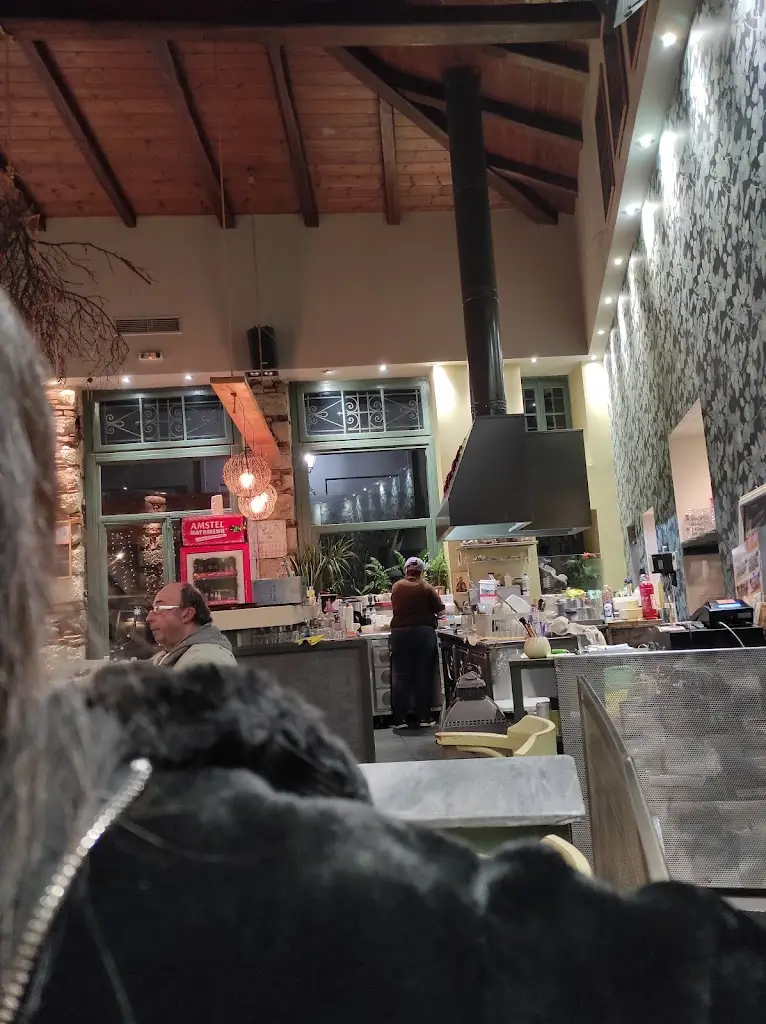 Mezedotechneíon TRIANTAFYLLOU Restaurant in Ámfissa