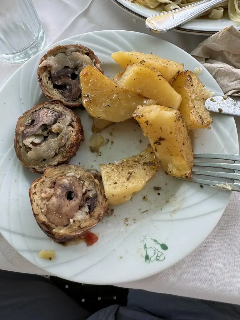 Nicholas Yannoulakis_Kaplanis Taverna_Aráchova_reseña