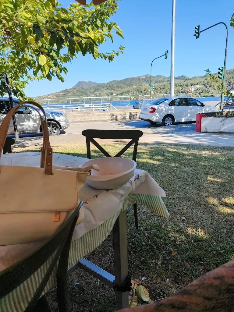 Galerija Murali_Ο ΣΩΤΗΡΗΣ ΨΗΤΟΠΩΛΕΙO_Áyios Konstandínos_Bewertung