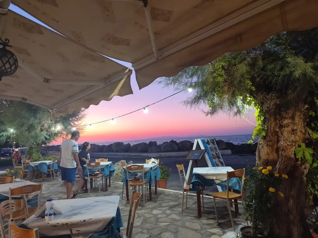 Akrogiali Restaurant in Áyios Konstandínos