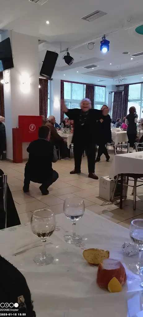 themis papadopoulos_The Plane Trees Tavern_Áyios Konstandínos_reseña