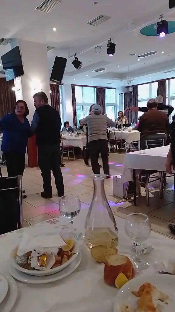 The Plane Trees Tavern_Áyios Konstandínos_slider_image_2