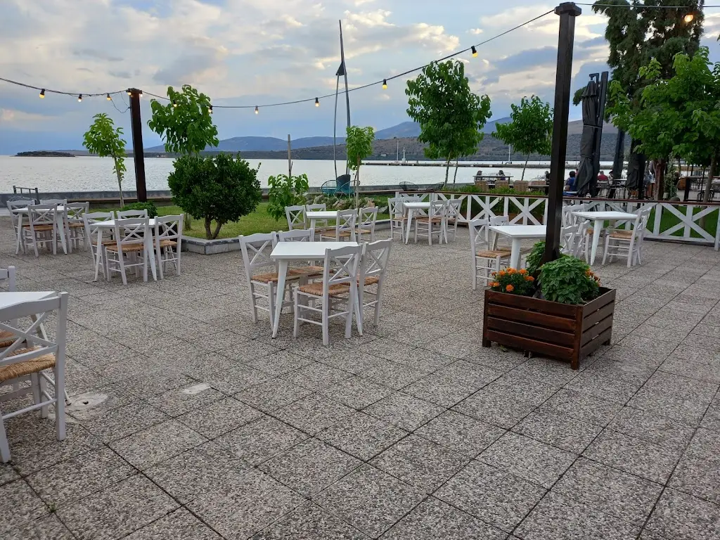 Το Καρέ του Μεζέ restaurant à Itéa