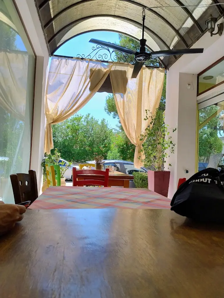 Vagelis Fakoudis_Η Αυλή της Αγγελικής_Erétria_Bewertung