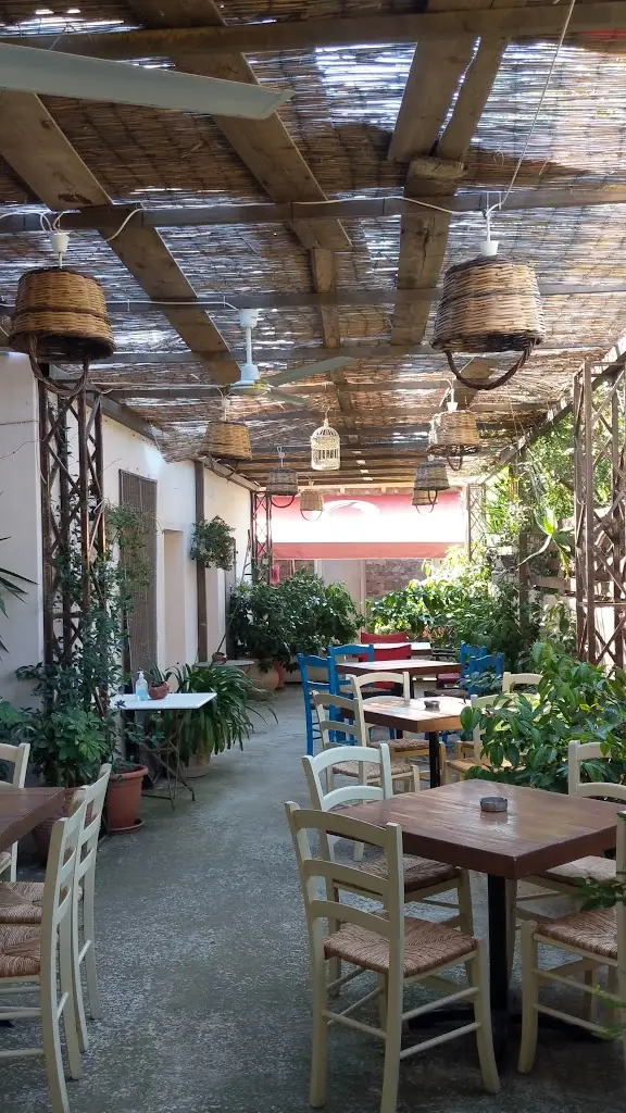 Η Αυλή της Αγγελικής_Erétria_slider_image_2