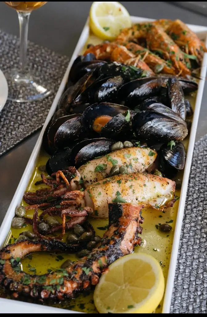 Riviera Kitchen & Grill_Álimos_slider_image_3