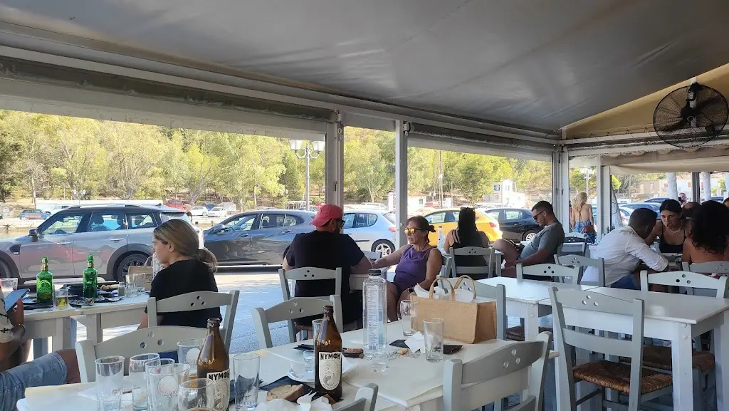 Η Ωραία Ελλάς Restaurant in Galaxídhion