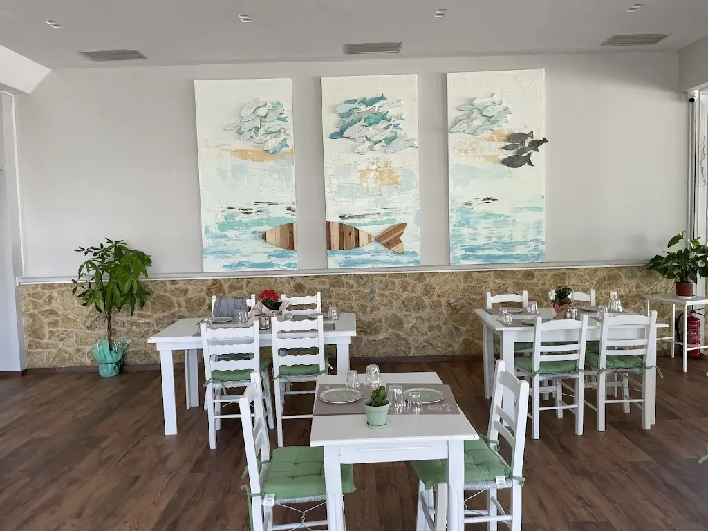 Meze-resto-remeze Restaurant in Kaména Voúrla