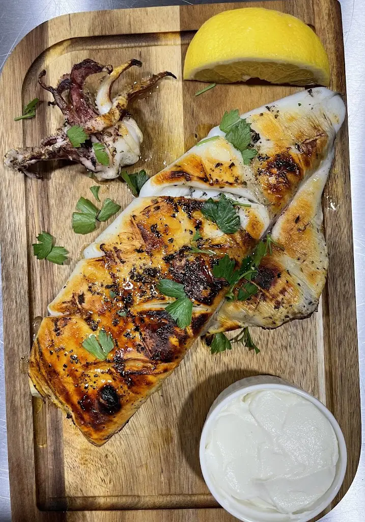 Meze-resto-remeze_Kaména Voúrla_slider_image_3