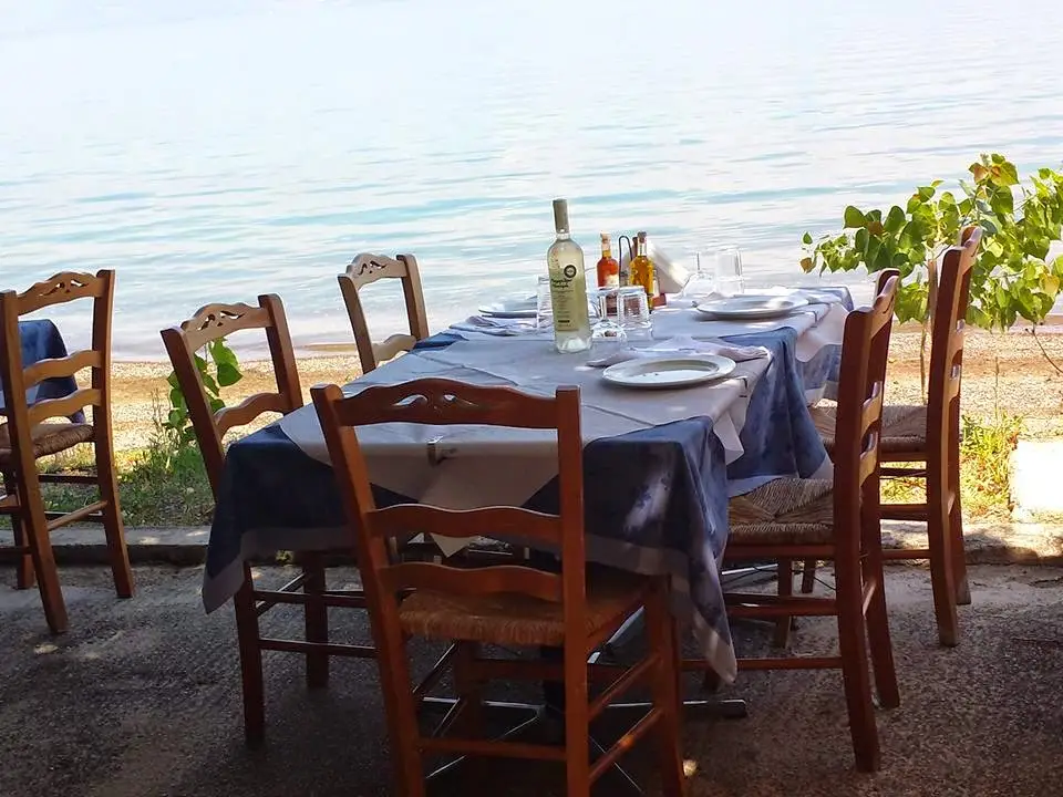 Nostos Fish Restaurant Restaurant in Kaména Voúrla