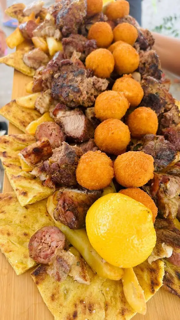 Anastasia Xirogianni_Thérōs_Kaména Voúrla_reseña