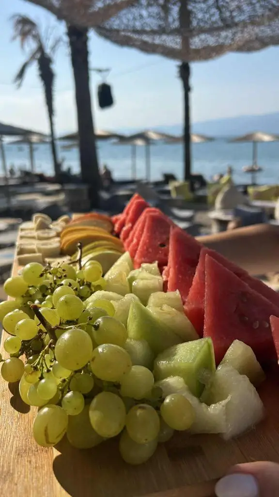 Giannis Miros_Thérōs_Kaména Voúrla_reseña