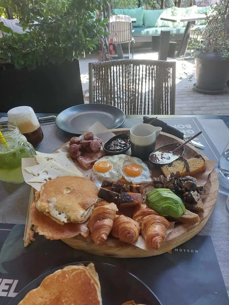 Oliver Liiv_Bond cafe bar restaurant_Álimos_Bewertung