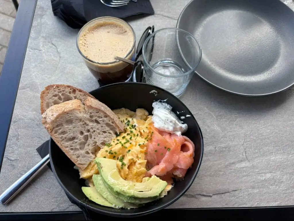 Chris B_Bond cafe bar restaurant_Álimos_Bewertung