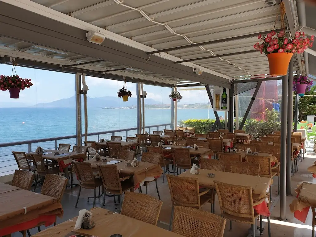 O Kakos o Lykos Restaurant in Kaména Voúrla