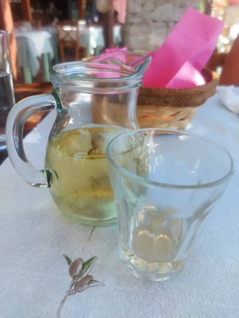 Menü_Ταβέρνα Αντάμωμα_Kaména Voúrla_Bild_9