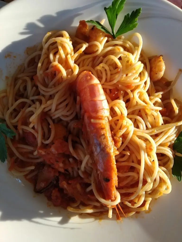 Marta Kurowska_Ταβέρνα Αντάμωμα_Kaména Voúrla_Bewertung