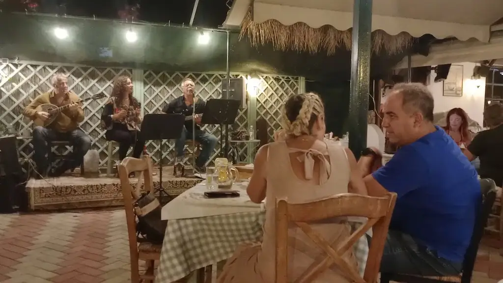 Ταβέρνα Αντάμωμα_Kaména Voúrla_slider_image_2