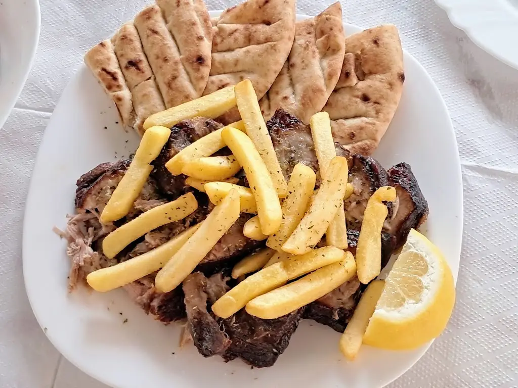 Attikón Restaurant in Kaména Voúrla