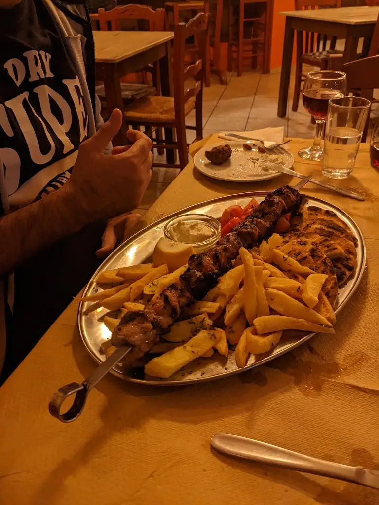 Lee Caspi_ILARI Restaurant_Karpenísi_review