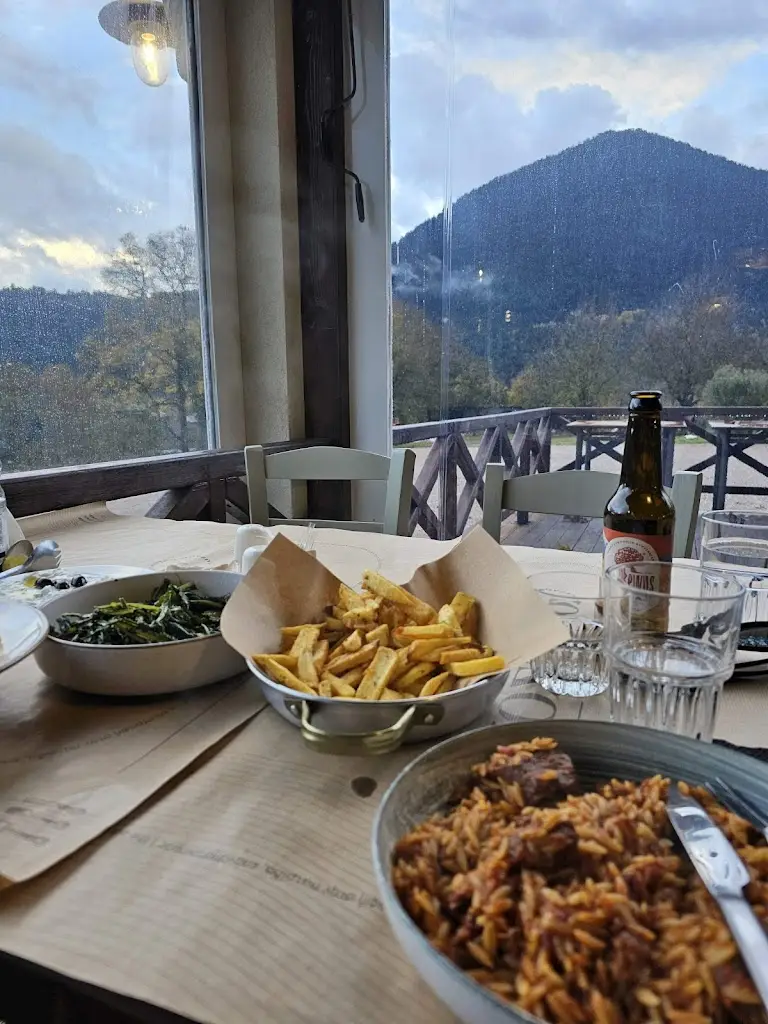 Thanos Di_Νόστος Γεύσεων_Karpenísi_review