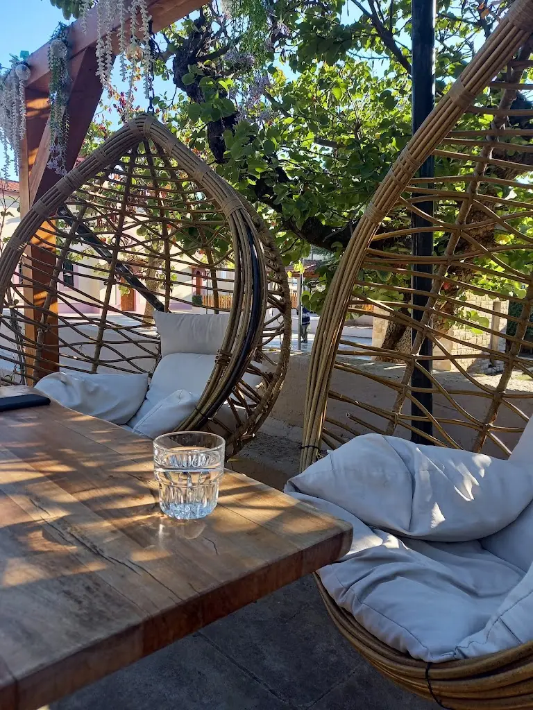 Montage Cafe & Bar Restaurant in Káto Tithoréa